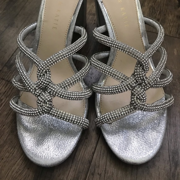 Kelly & Katie. Silver. Like New! Size 8.5 - Picture 4 of 8